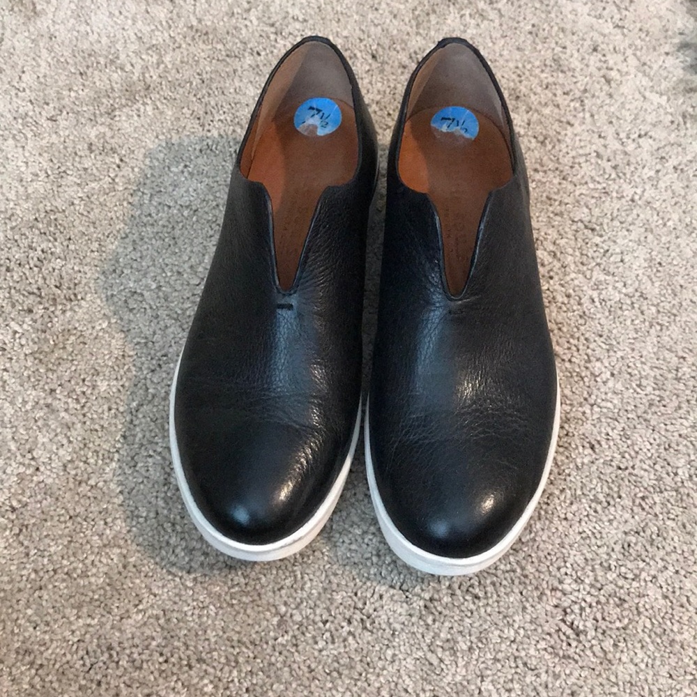 Gentle Souls by Kenneth Cole black slip-on sneaker